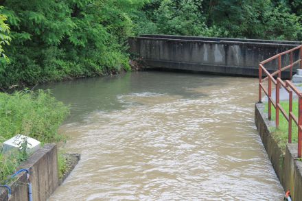 Les eaux du Croult chargées en matière en suspension se déversant dans la Morée © SAGE CEVM